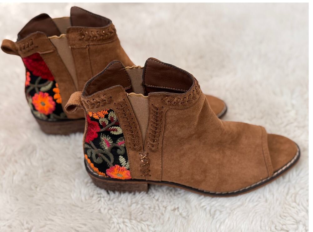 NEW TIARA Los Angeles Tan Topa Embroidered Suede Ankle Bootie Size 6.5